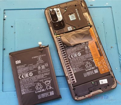 Xiaomi Redmi Note 10 5G con batteria gonfia: sostituzione con BN5A