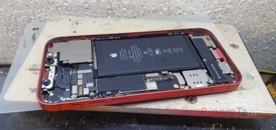 Apple iPhone 12: foto 2 dell'intervento in laboratorio