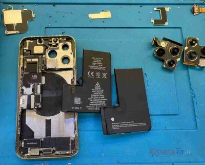 iPhone 13 Pro smontato: vecchia batteria, nuova batteria compatibile e moduli fotocamera