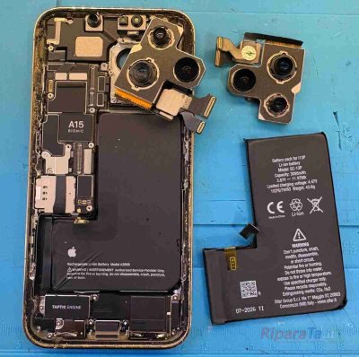 iPhone 13 Pro aperto con la fotocamera originale da iPhone 13 Pro Max e la nuova batteria compatibile