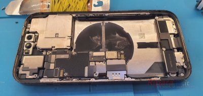 Apple iPhone 14 Pro: foto 5 dell'intervento in laboratorio