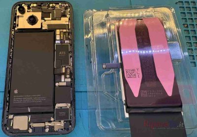 iPhone 14 (A2882) aperto con la nuova batteria originale Apple nella confezione