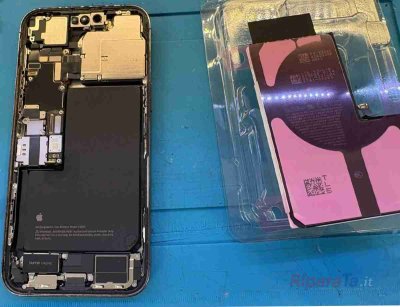 Batteria originale Apple per iPhone 14 Pro Max pronta al montaggio accanto al telefono