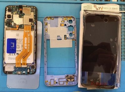 Galaxy A25 5G (SM-A256B) smontato: scocca con scheda e flat, telaio centrale e nuovo schermo originale Service Pack