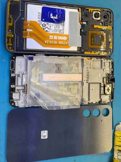 Galaxy A25 5G (SM-A256B) aperto: scheda madre con flat principale, telaio con il nuovo schermo originale Service Pack e back cover